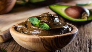 Mousse con cioccolato e avocado
