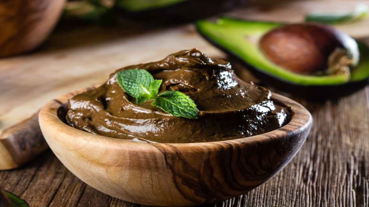 Mousse con cioccolato e avocado