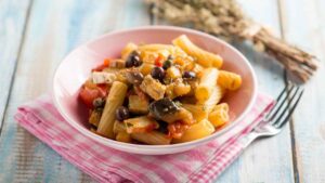 Pasta con il pesce spada le olive e i pomodorini