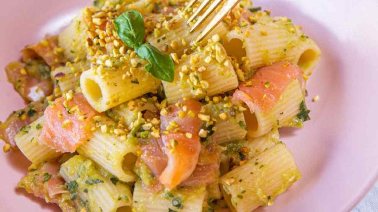 mezze maniche con salmone