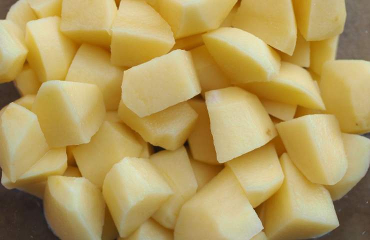 mele tagliate a cubetti