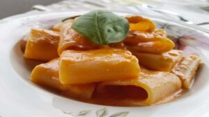 paccheri al sugo di pomodoro