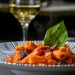 pasta crema peperoni, ciliegino e salsiccia