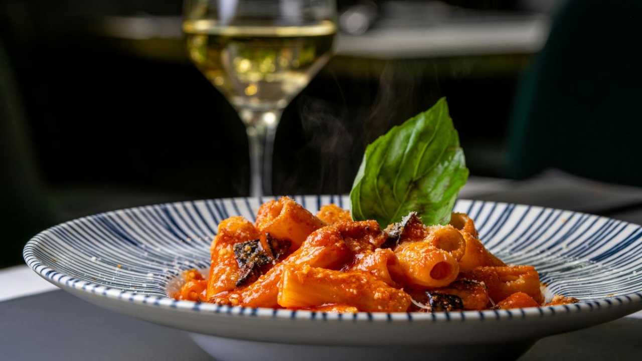 pasta crema peperoni, ciliegino e salsiccia