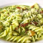 pasta pesto zucchine e pomodori secchi