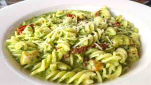 pasta pesto zucchine e pomodori secchi